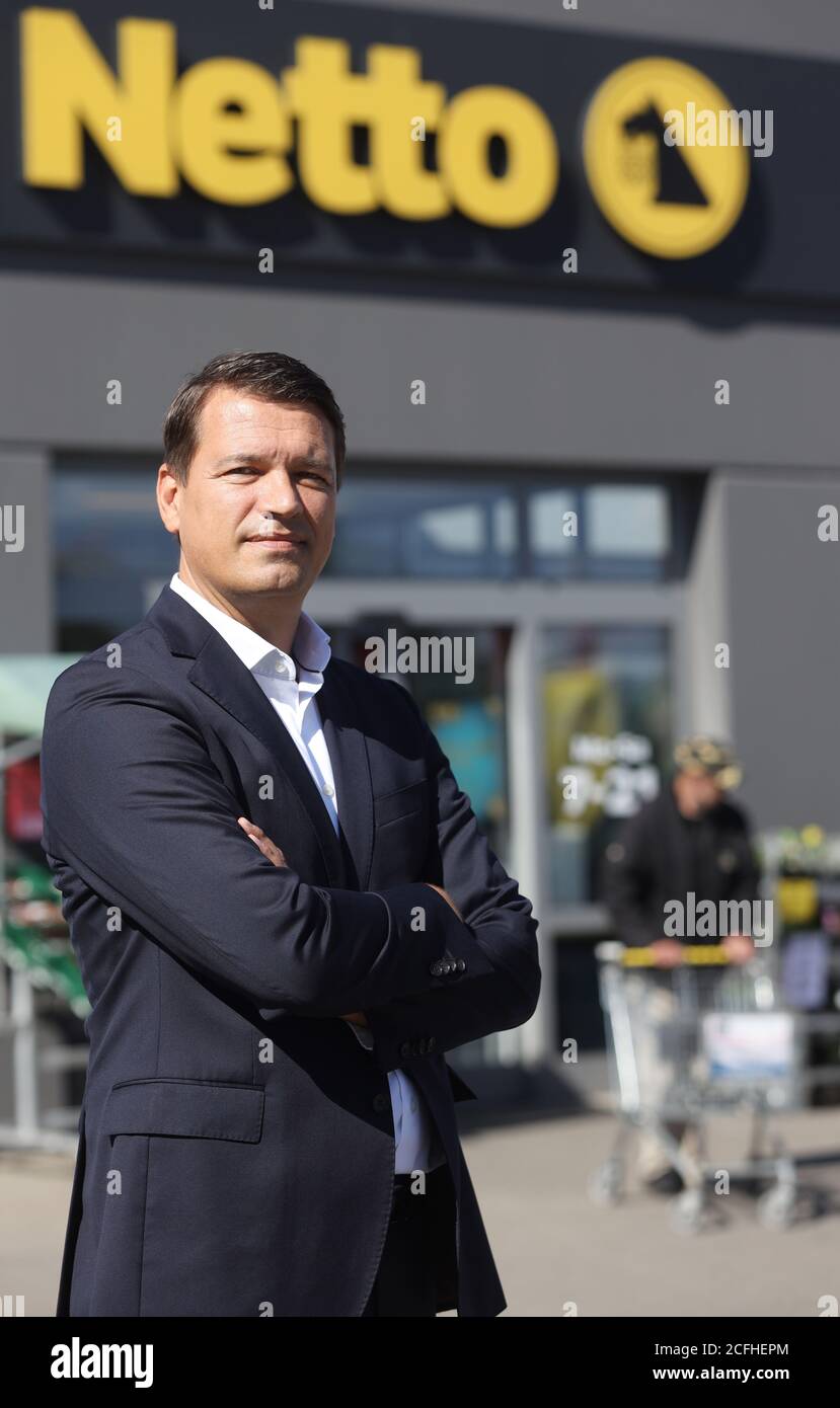 03 September 2020, Mecklenburg-Western Pomerania, Malchin: Managing Director Ingo Panknin of the retail chain Netto ApS & Co. KG stands in front of a Netto branch in Malchin. The first branch opened 30 years ago in Vorpommern. In the meantime, the company is one of the largest in the north-east of Germany with around 6000 employees. So far, the discounter has been represented 112 times in Mecklenburg-Western Pomerania alone, 143 times in Berlin and Brandenburg as well as in Saxony, Saxony-Anhalt, Lower Saxony, Hamburg and Schleswig-Holstein. (to dpa 'Only MV retail chain wants to grow - Corona Stock Photo