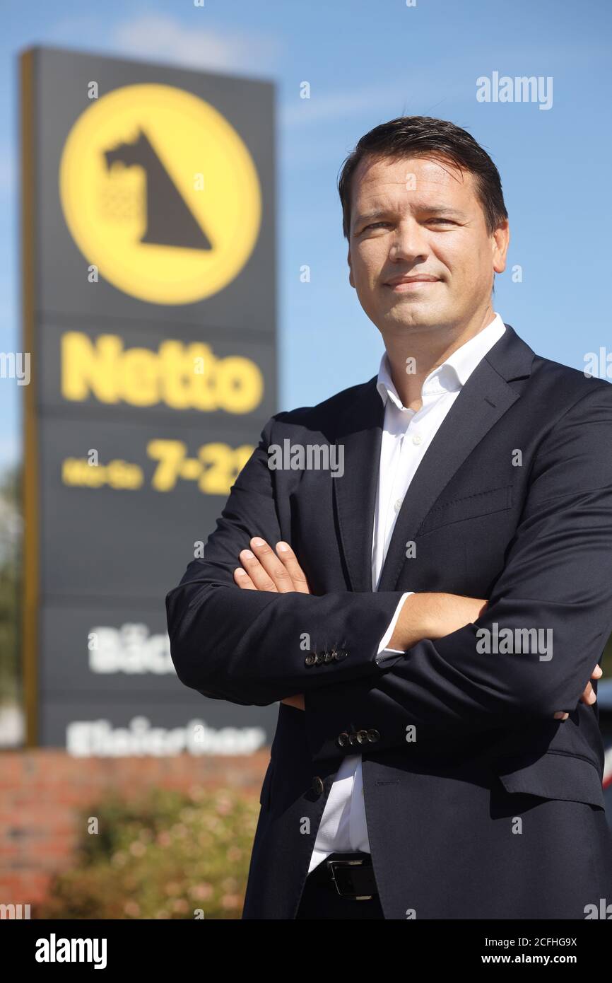 03 September 2020, Mecklenburg-Western Pomerania, Malchin: Managing Director Ingo Panknin of the retail chain Netto ApS & Co. KG is located on the premises of a Netto branch. The first branch opened 30 years ago in Vorpommern. In the meantime, the company is one of the largest in the north-east of Germany with around 6000 employees. So far, the discounter has been represented 112 times in Mecklenburg-Western Pomerania alone, 143 times in Berlin and Brandenburg as well as in Saxony, Saxony-Anhalt, Lower Saxony, Hamburg and Schleswig-Holstein. (to dpa 'Only MV retail chain wants to grow - Corona Stock Photo