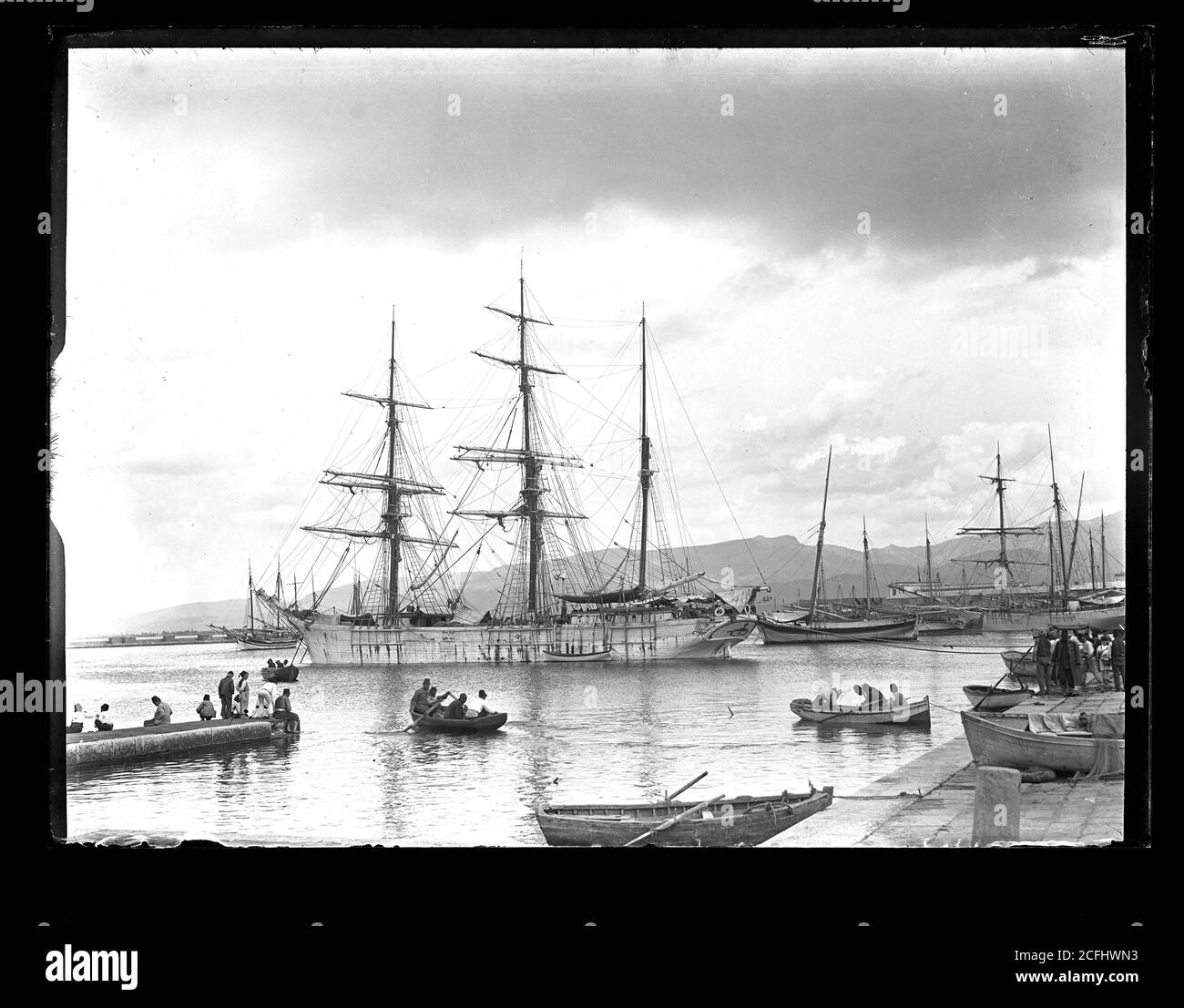 Dreimastbark (Dreimaster) Segelschiff im Hafen von Izmir (Smyrna) Türkei. Fotografie auf Glasplatte aus der Herry W. Schaefer Sammlung um 1910. Stock Photo