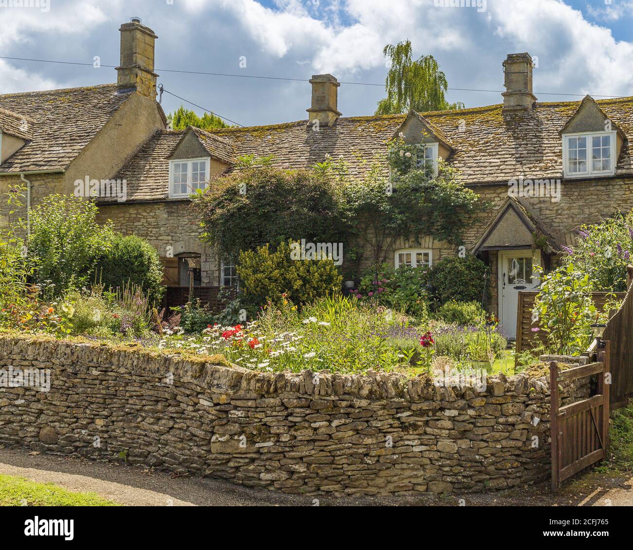 Cotwsold Stone Cottage in Great Rissington Stock Photo
