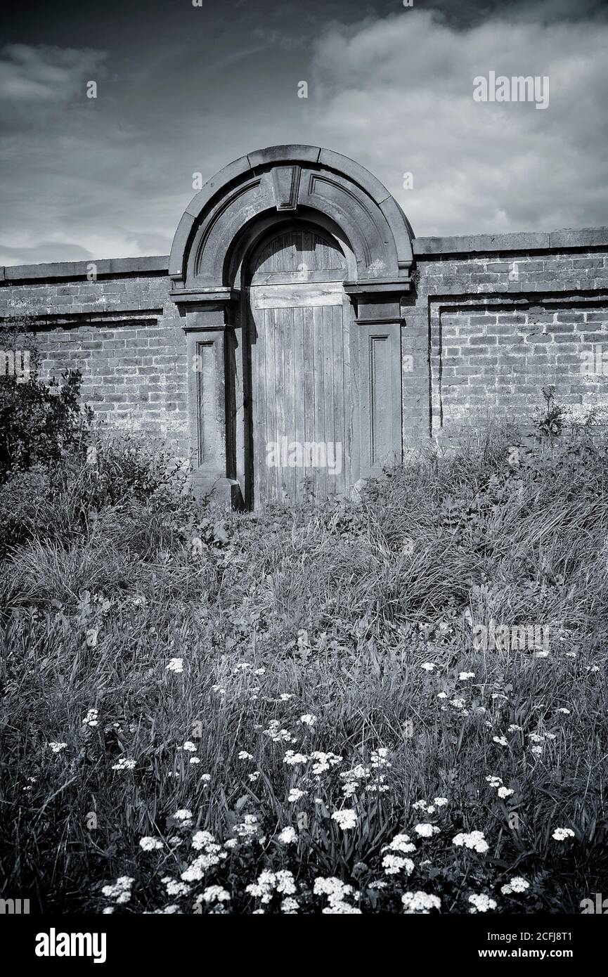 Walled garden gate hi-res stock photography and images - Alamy