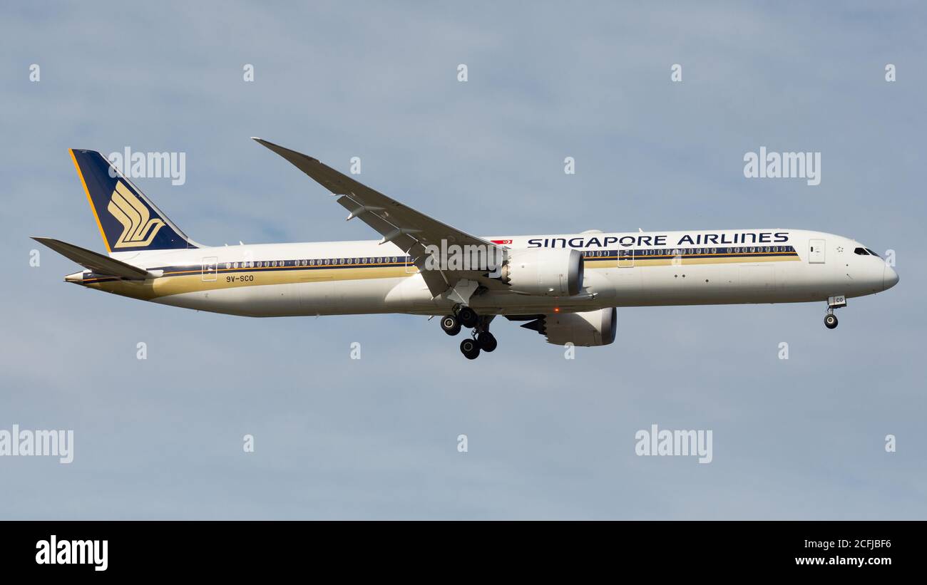 Boeing 787 Dreamliner 9V-SCO of Singapore Airlines on approach to Perth Airport, Western Australia Stock Photo