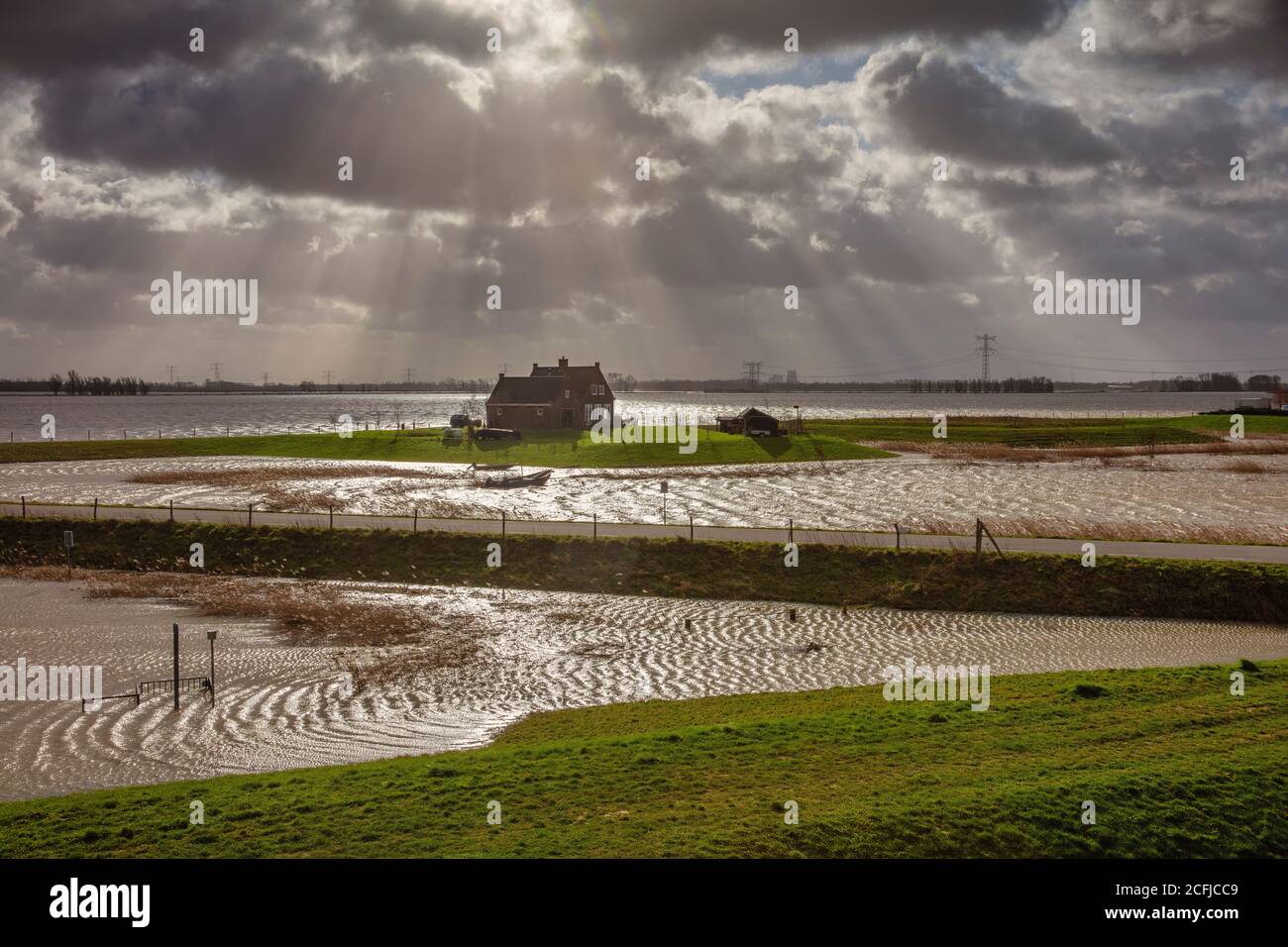 The Netherlands, Werkendam, National Park De Biesbosch. Intentional flooding of the Noordwaard polder. Room for the River project. Isolated farm. Stock Photo