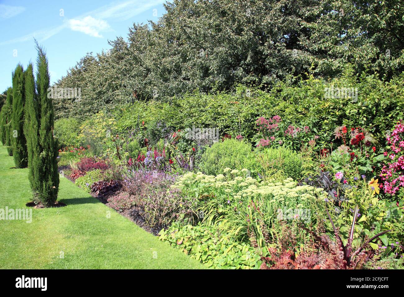 Herbaceous border path hi-res stock photography and images - Alamy