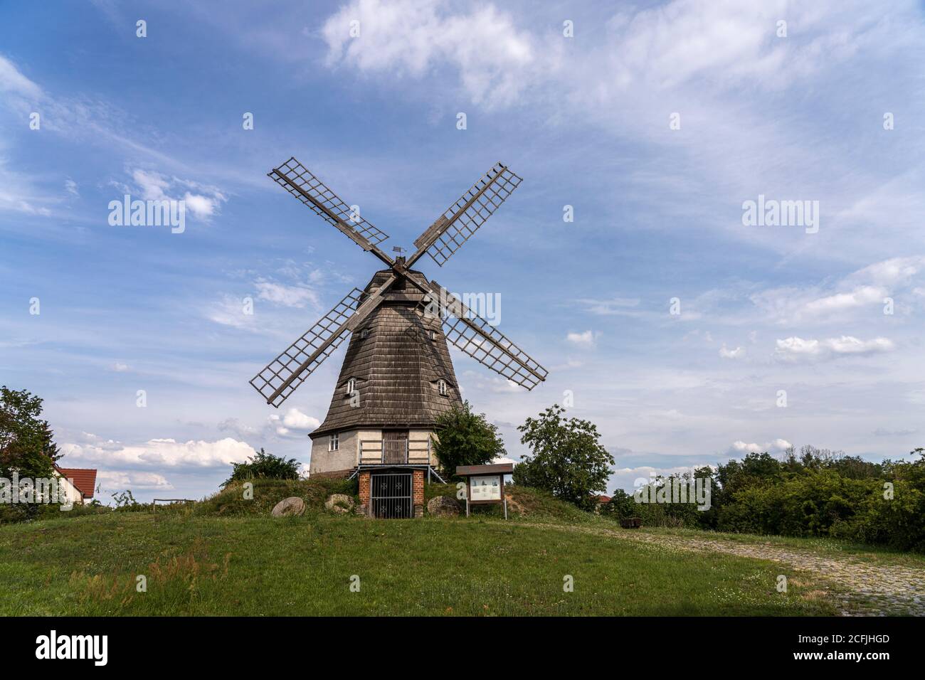 Holländermühle auf dem Mühlenberg in Jerichow, Jerichower Land, Sachsen-Anhalt, Deutschland |   Holländermühle Dutch Mill  windmill on the Mühlenberg Stock Photo