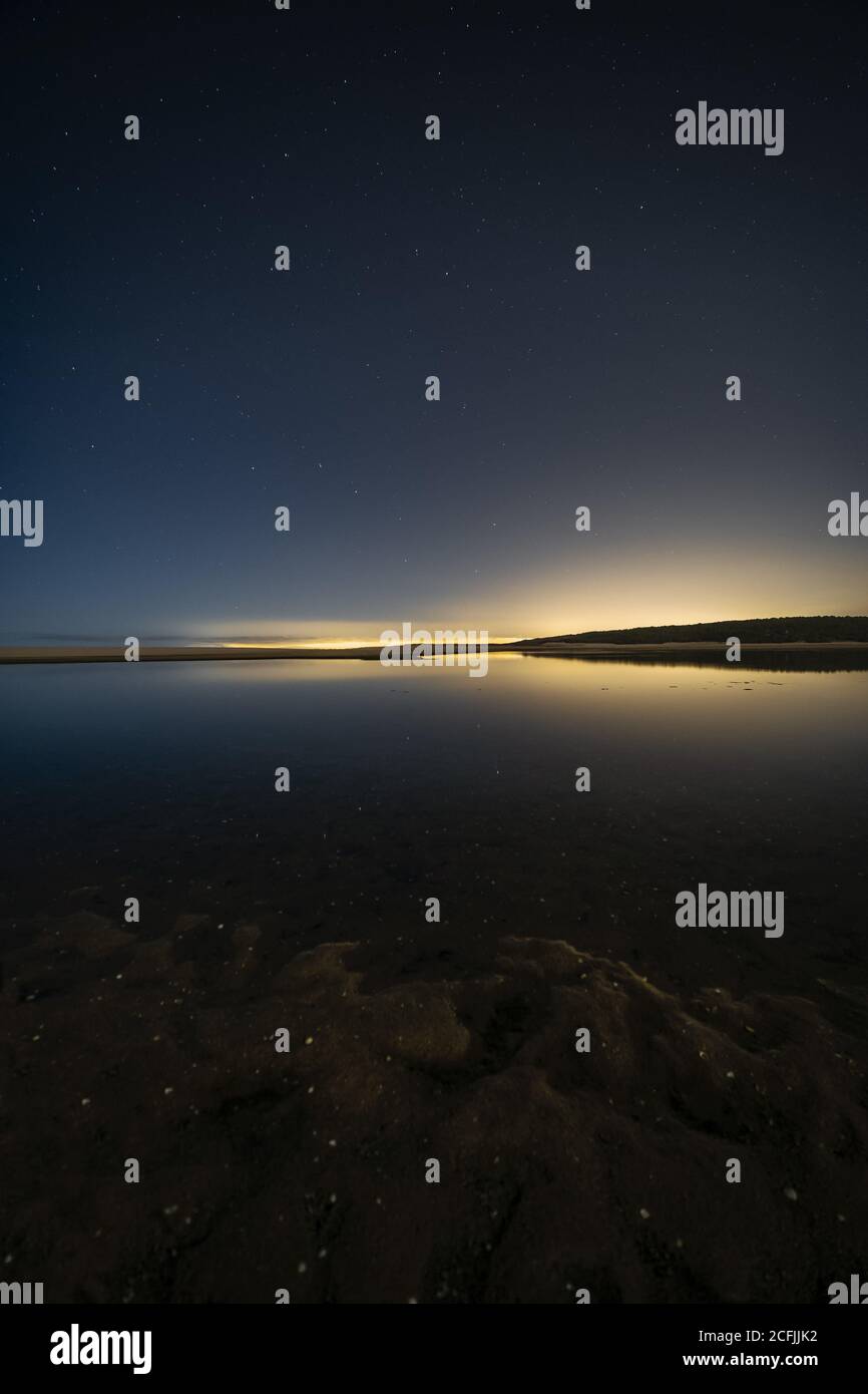 Vertical shot tranquil lake hi-res stock photography and images - Alamy