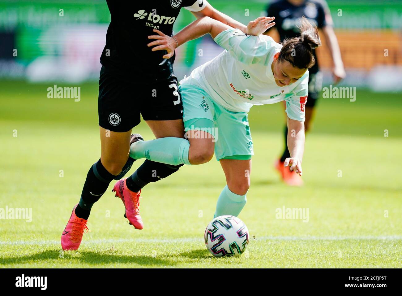 06 September 2020, Hessen, Frankfurt/Main: Football, women: Bundesliga, Eintracht Frankfurt - SV Werder Bremen, Matchday 1, Deutsche Bank Park. Frankfurt's Tanja Pawollek (l) and Bremen's Jasmin Sehan fight for the ball. Photo: Uwe Anspach/dpa - IMPORTANT NOTE: In accordance with the regulations of the DFL Deutsche Fußball Liga and the DFB Deutscher Fußball-Bund, it is prohibited to exploit or have exploited in the stadium and/or from the game taken photographs in the form of sequence images and/or video-like photo series. Stock Photo