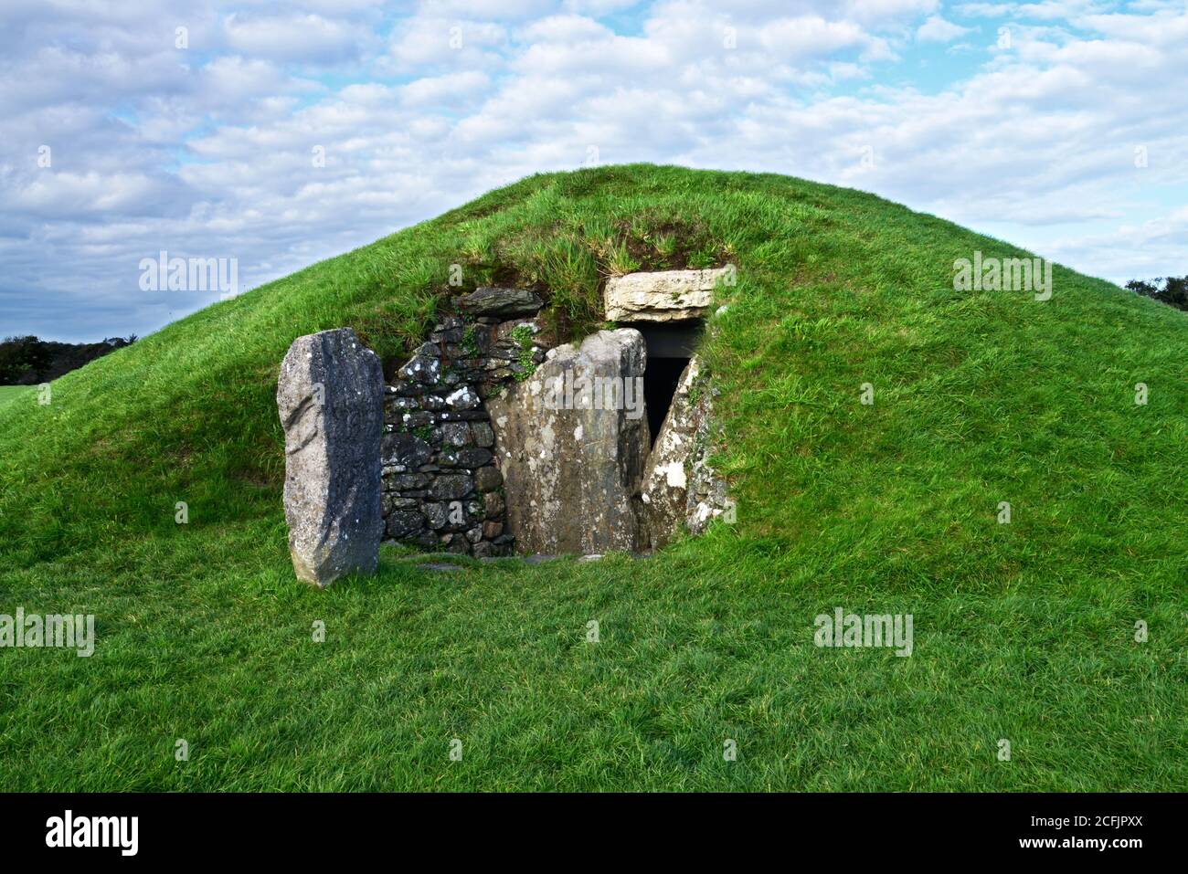 Bryn Celli Ddu Burial Chamber is a Neolithic Scheduled Monument dating back to about 3000 BC. In English it means 'the mound in the dark grove'. Stock Photo