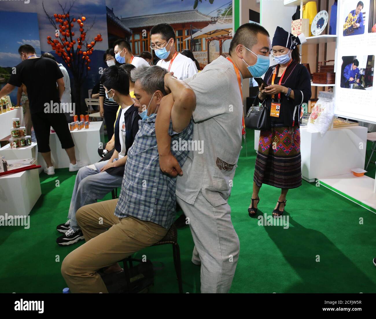 Setting bone hi-res stock photography and images - Alamy