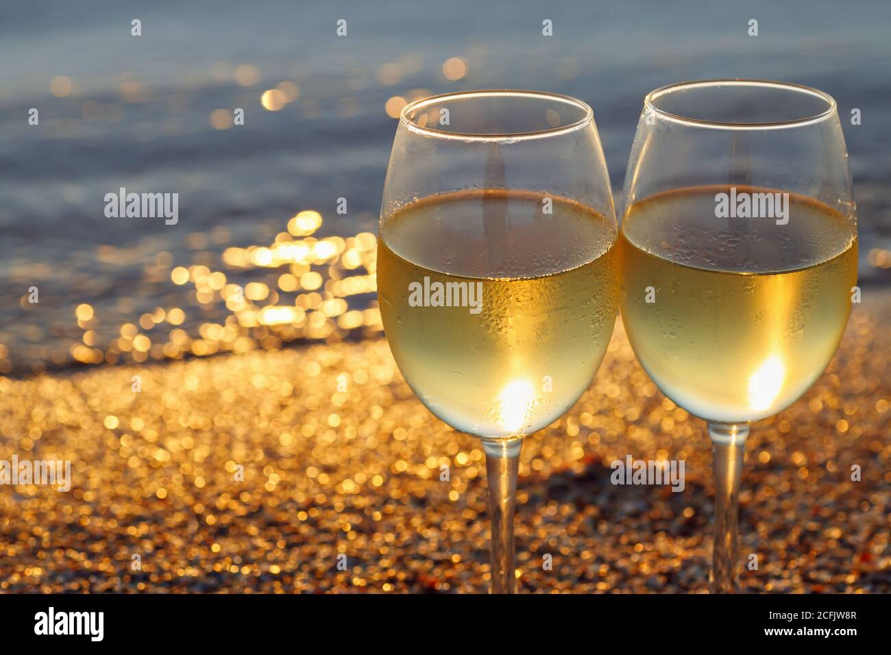 Couple sunset beach glass wine hi-res stock photography and images - Alamy