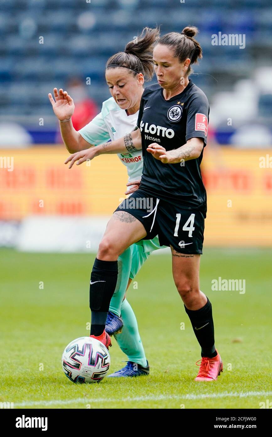 06 September 2020, Hessen, Frankfurt/Main: Football, women: Bundesliga, Eintracht Frankfurt - SV Werder Bremen, Matchday 1, Deutsche Bank Park. Bremen's Jasmin Sehan (l) and Frankfurt's Geraldine Reuteler fight for the ball. Photo: Uwe Anspach/dpa - IMPORTANT NOTE: In accordance with the regulations of the DFL Deutsche Fußball Liga and the DFB Deutscher Fußball-Bund, it is prohibited to exploit or have exploited in the stadium and/or from the game taken photographs in the form of sequence images and/or video-like photo series. Stock Photo