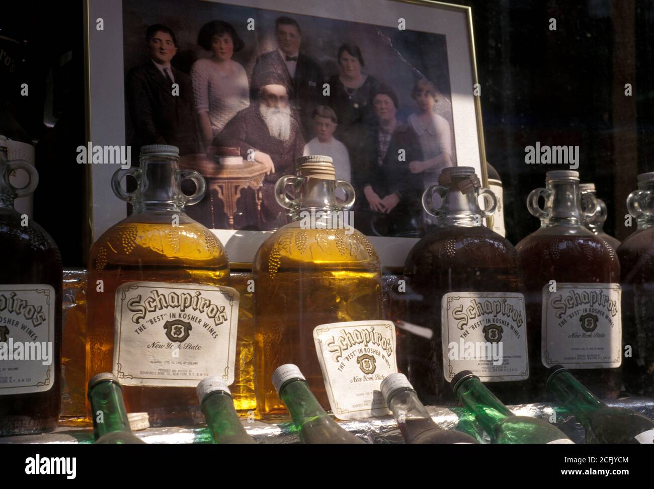 New York, NY, USA. Schapiro’s storefront displaying family photo and Kosher wine. Stock Photo