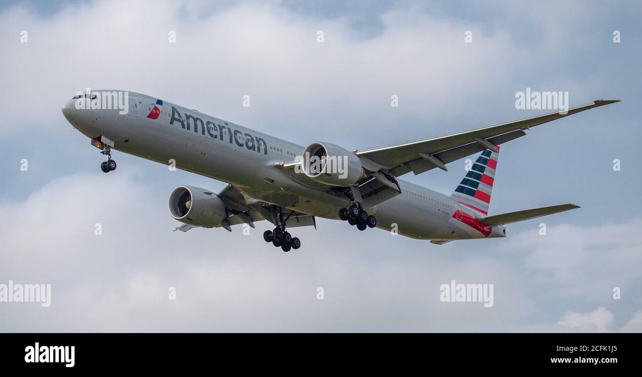 American Airlines Boeing 777 N734AR on final approach to London