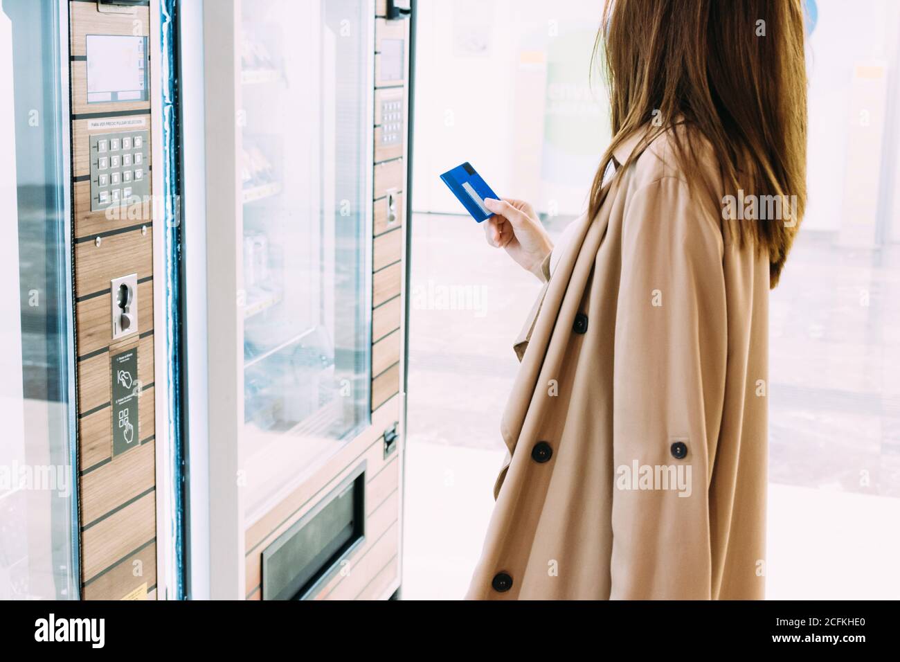 woman uses her credit card to pay at the vending machine Stock Photo
