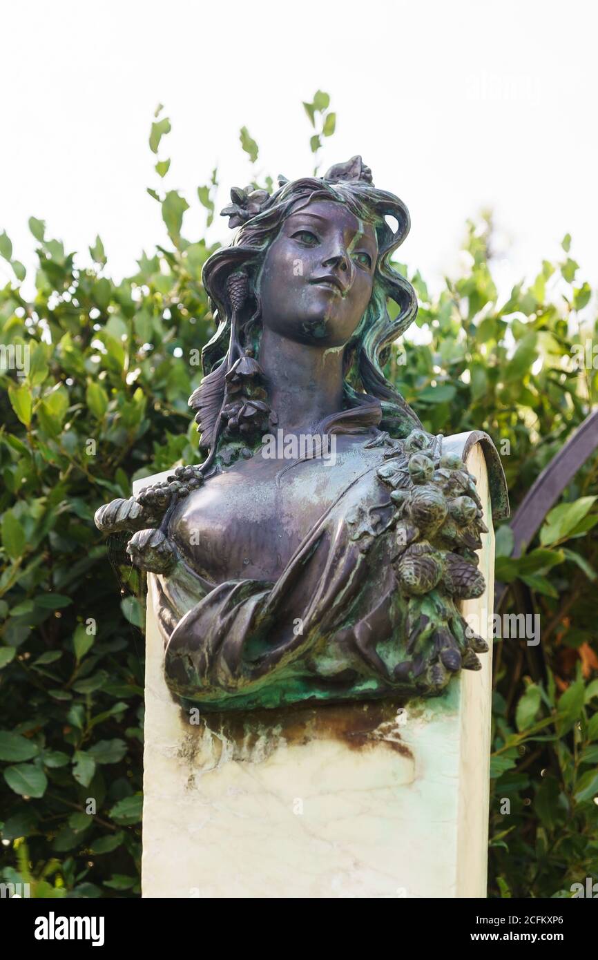 Koreiz, Yalta, Crimea, Russia-September 13, 2018: the statue of the Maenad in the ancient Greek mythology of the companion and admirer of Dionysus - i Stock Photo