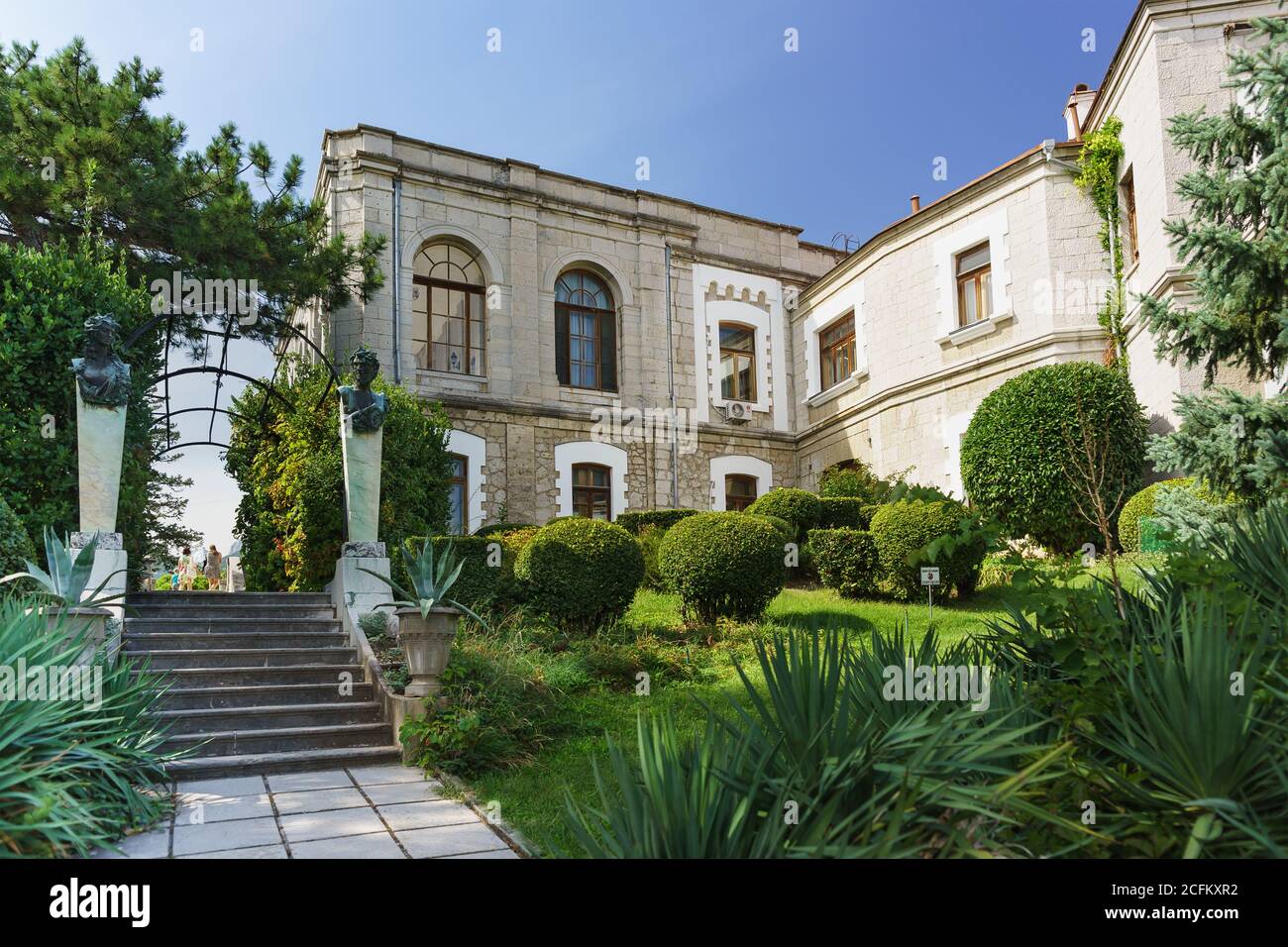 Koreiz, Yalta, Crimea, Russia-September 13, 2018: the Facade of the Pink garden and stairs to the garden with busts of Satire and Maenad on Herms. Old Stock Photo