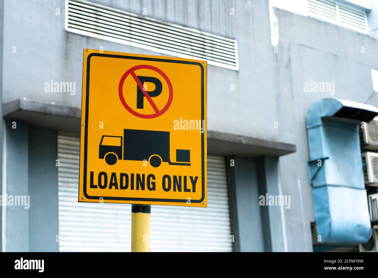 Loading and unloading only sign hires stock photography and images Alamy