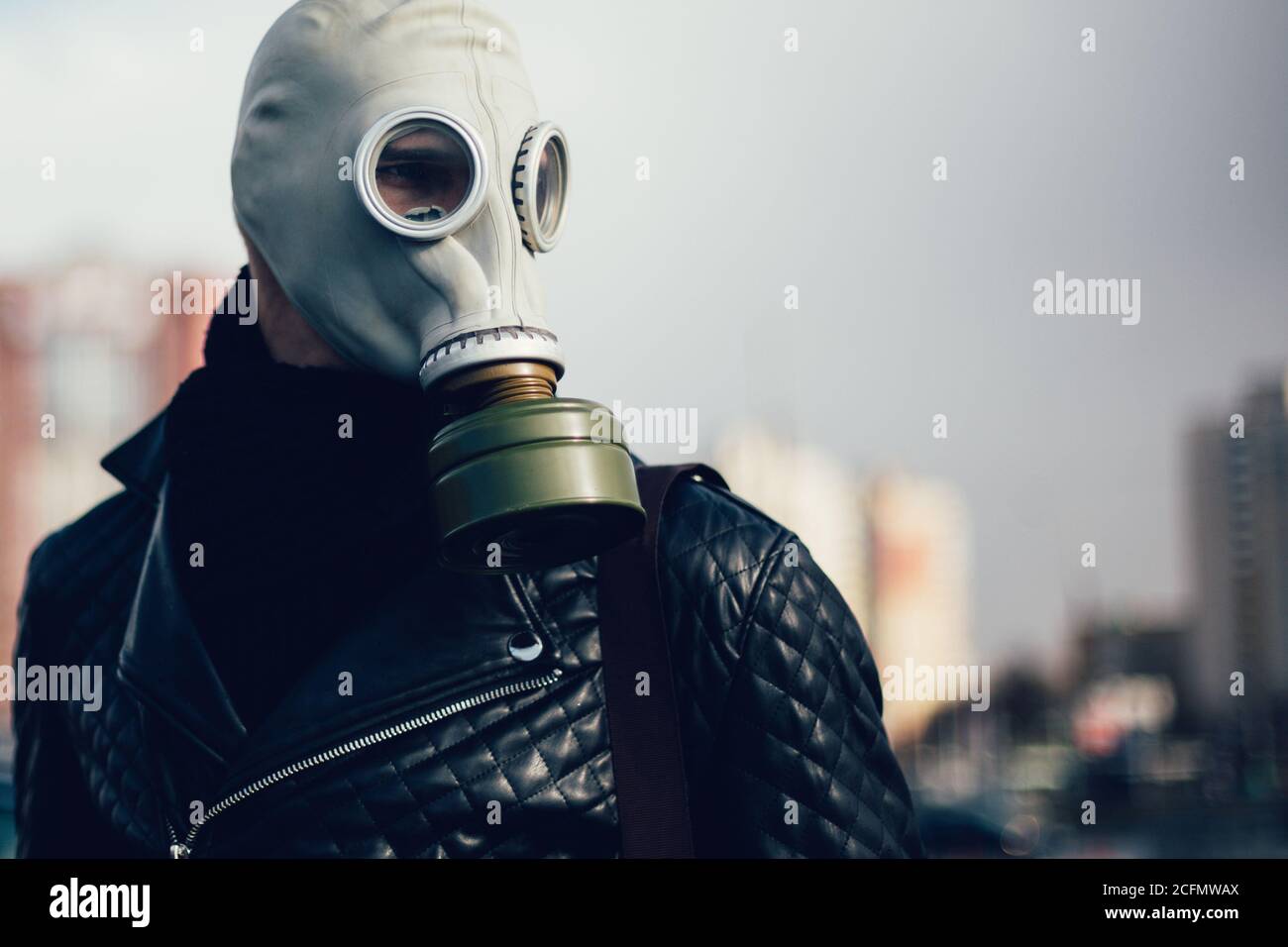 Human in gas mask hi-res stock photography and images - Alamy