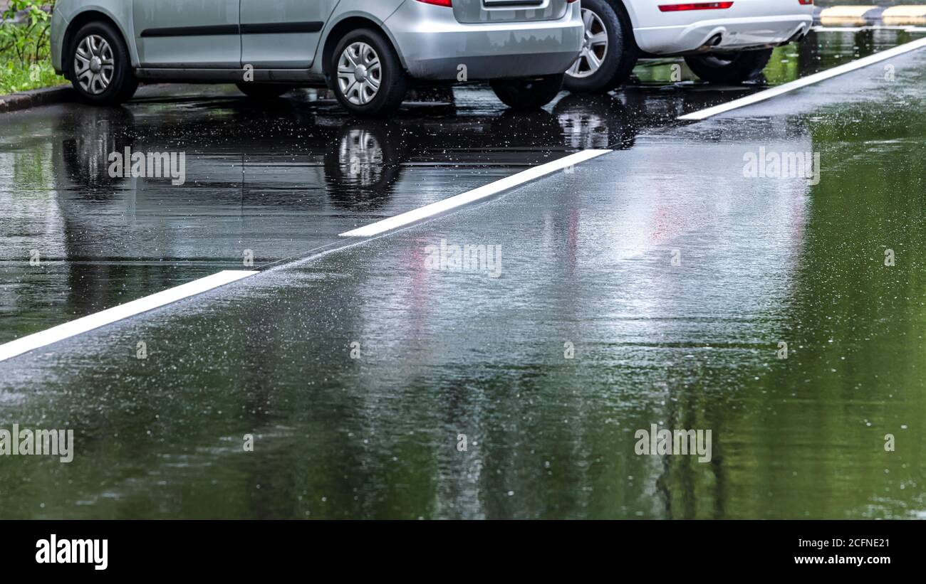 Car parked in puddle hi-res stock photography and images - Alamy