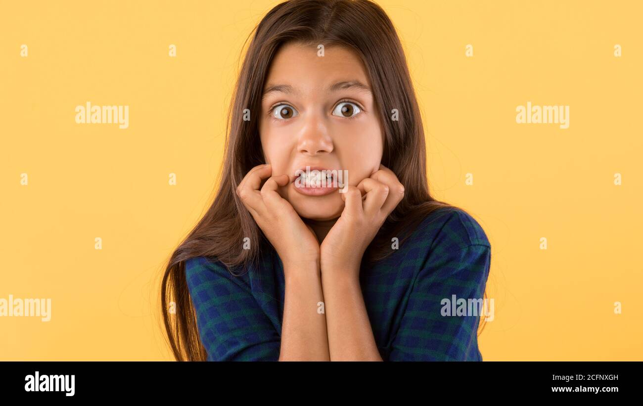 Surprised shocked little girl looking at camera Stock Photo - Alamy