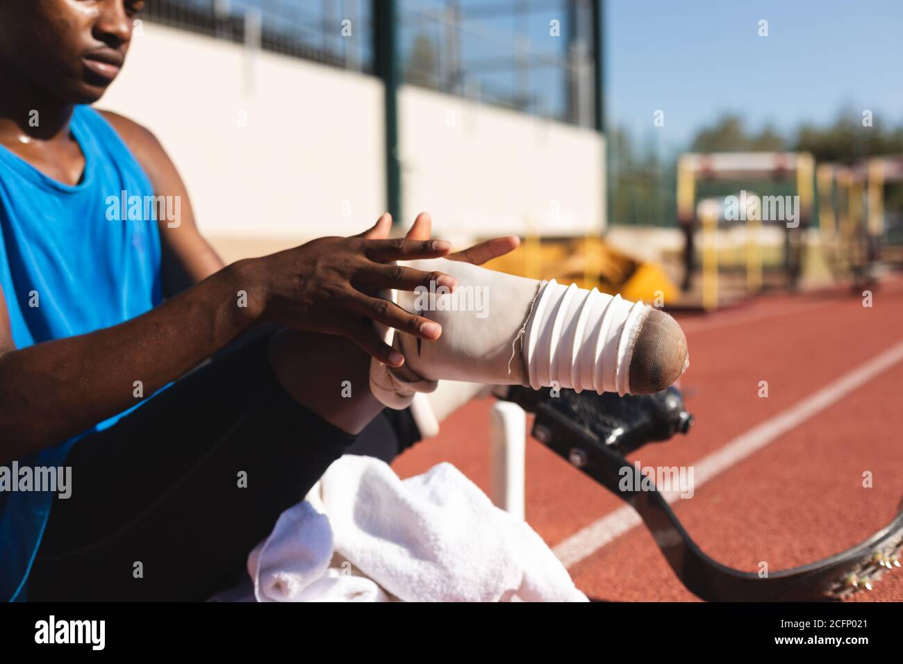 Male athlete wearing prosthetic leg on race track Stock Photo - Alamy