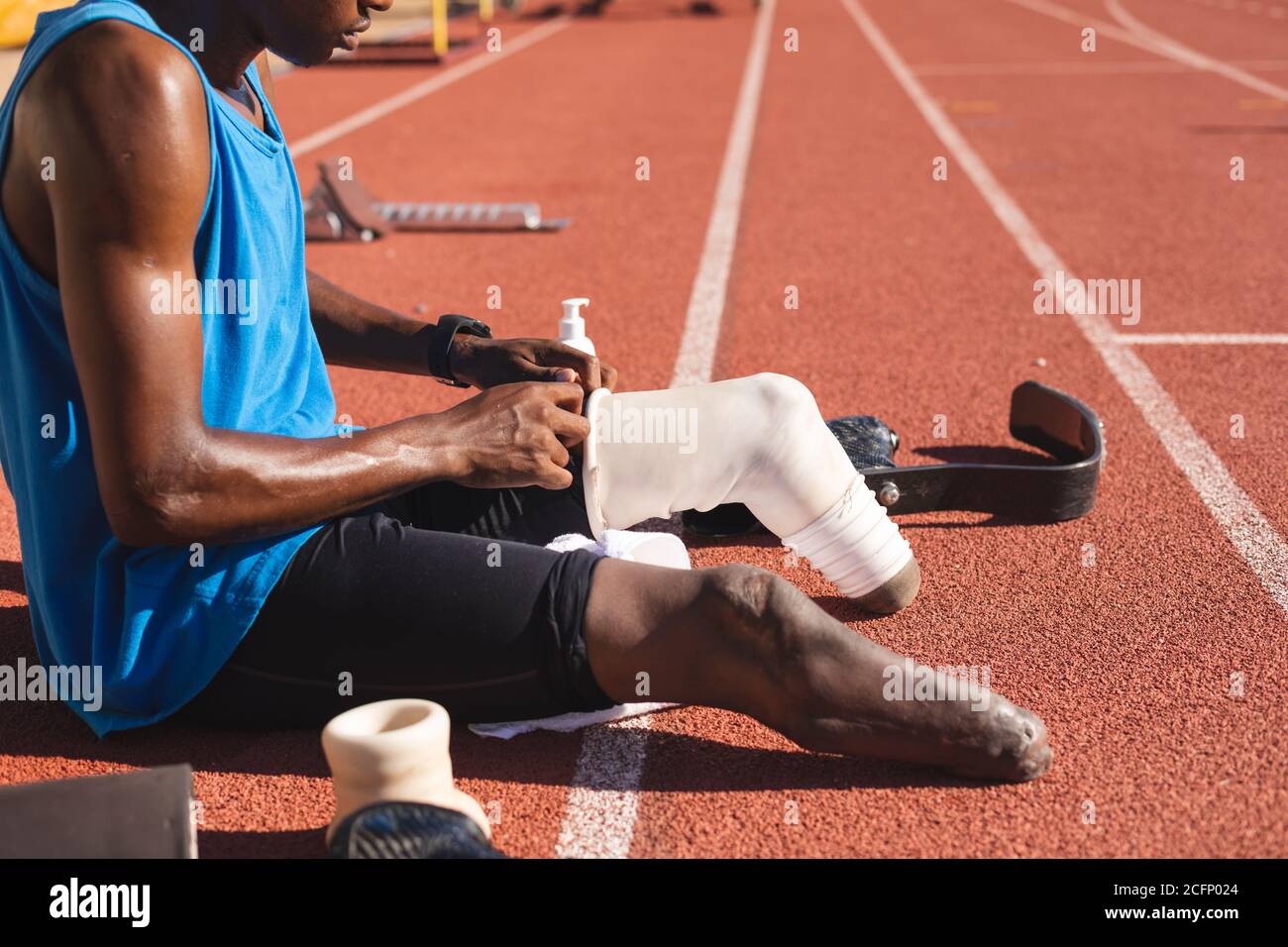 Male athlete wearing prosthetic leg on race track Stock Photo - Alamy