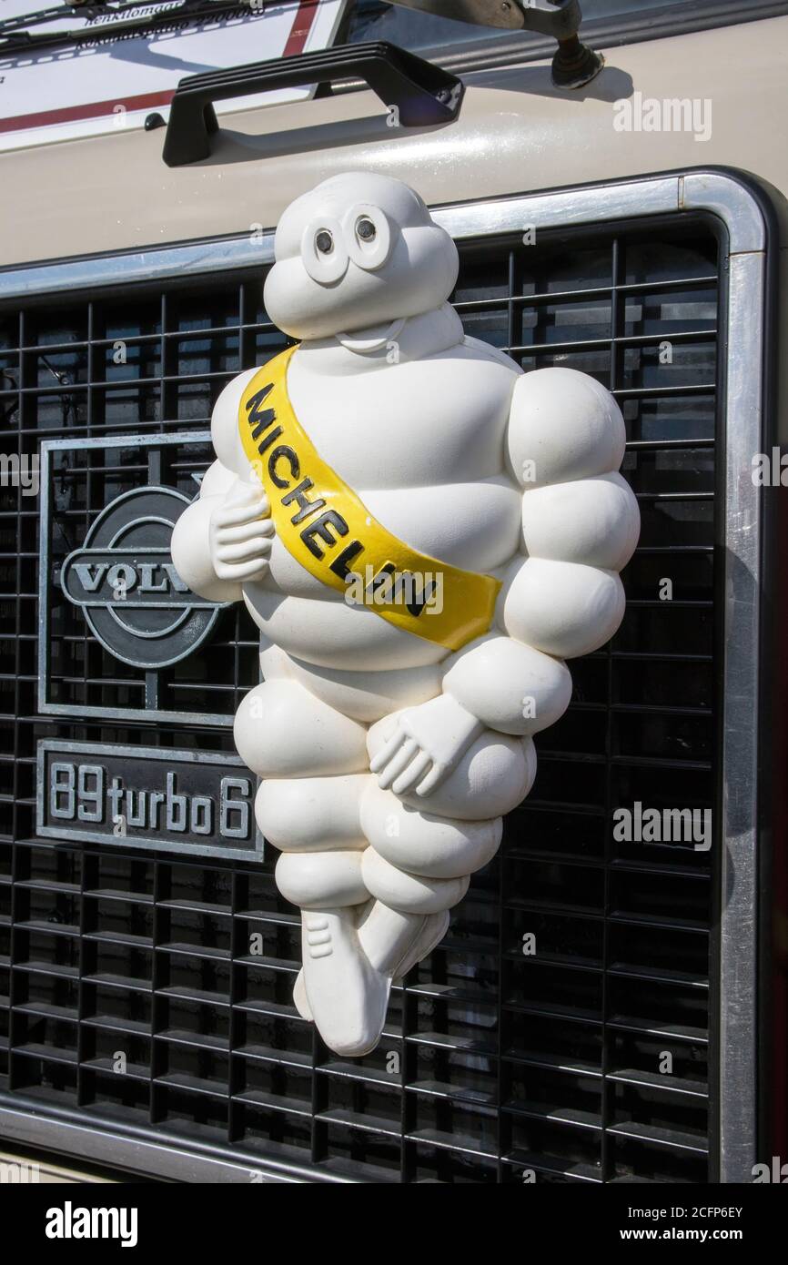 Taille Lichaam Eigenwijs Michelin man mascot on a truck Stock Photo - Alamy