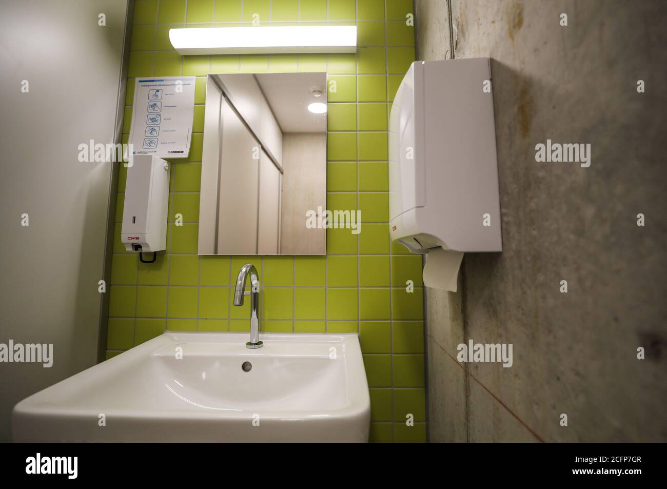 Ditzingen, Germany. 07th Sep, 2020. View of a wash basin and note with hygiene measures in a toilet of the Theodor-Heuglin Community School. The trade union for education and science (GEW) informs at noon on the topic 'School year 2020/2021: Good education in the Corona school year?' at a press conference in Stuttgart. Credit: Christoph Schmidt/dpa/Alamy Live News Stock Photo