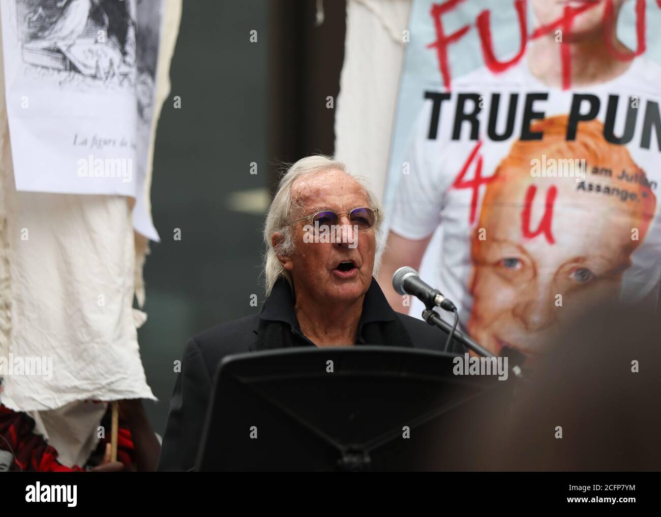 John Pilger speaking outside the Old Bailey, London, ahead of a hearing in Wikileaks founder Julian Assange's battle against extradition to the US. Stock Photo
