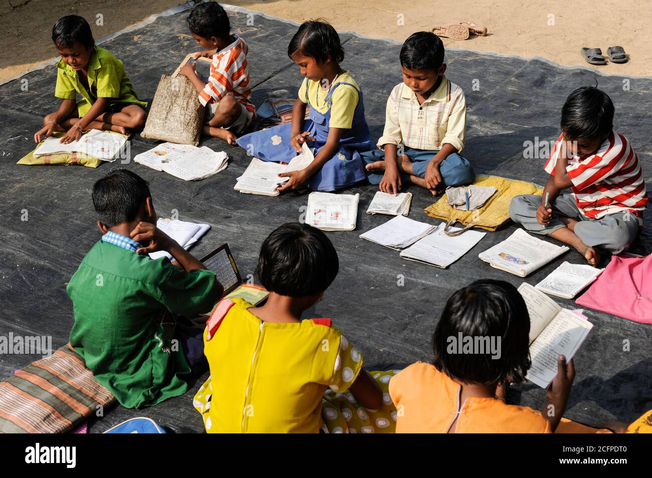 INDIA Westbengal, tutoring for Dalit and Adivasi children in village  / INDIEN Westbengalen , NGO Projekte zur Bildung u. laendlichen Entwicklung fuer Adivasi und Dalits , Nachhilfe fuer Schulkinder im Dorf  Kustora Stock Photo