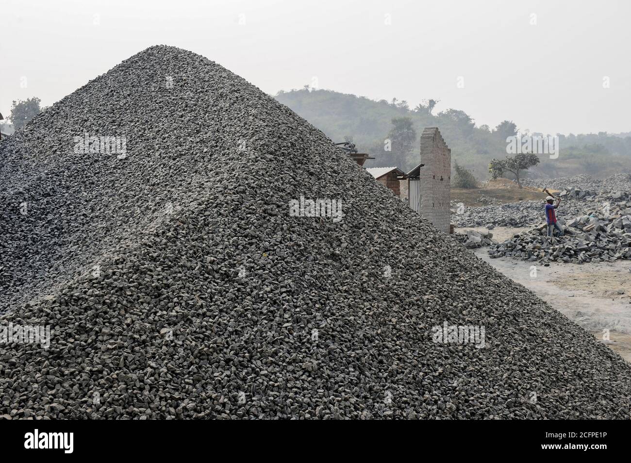 INDIA Westbengal, worker crush granite to gravel in stone quarry near Bankura Stock Photo