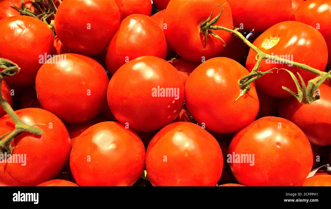 Pile of Red Tomatoes on the market Stock Photo - Alamy