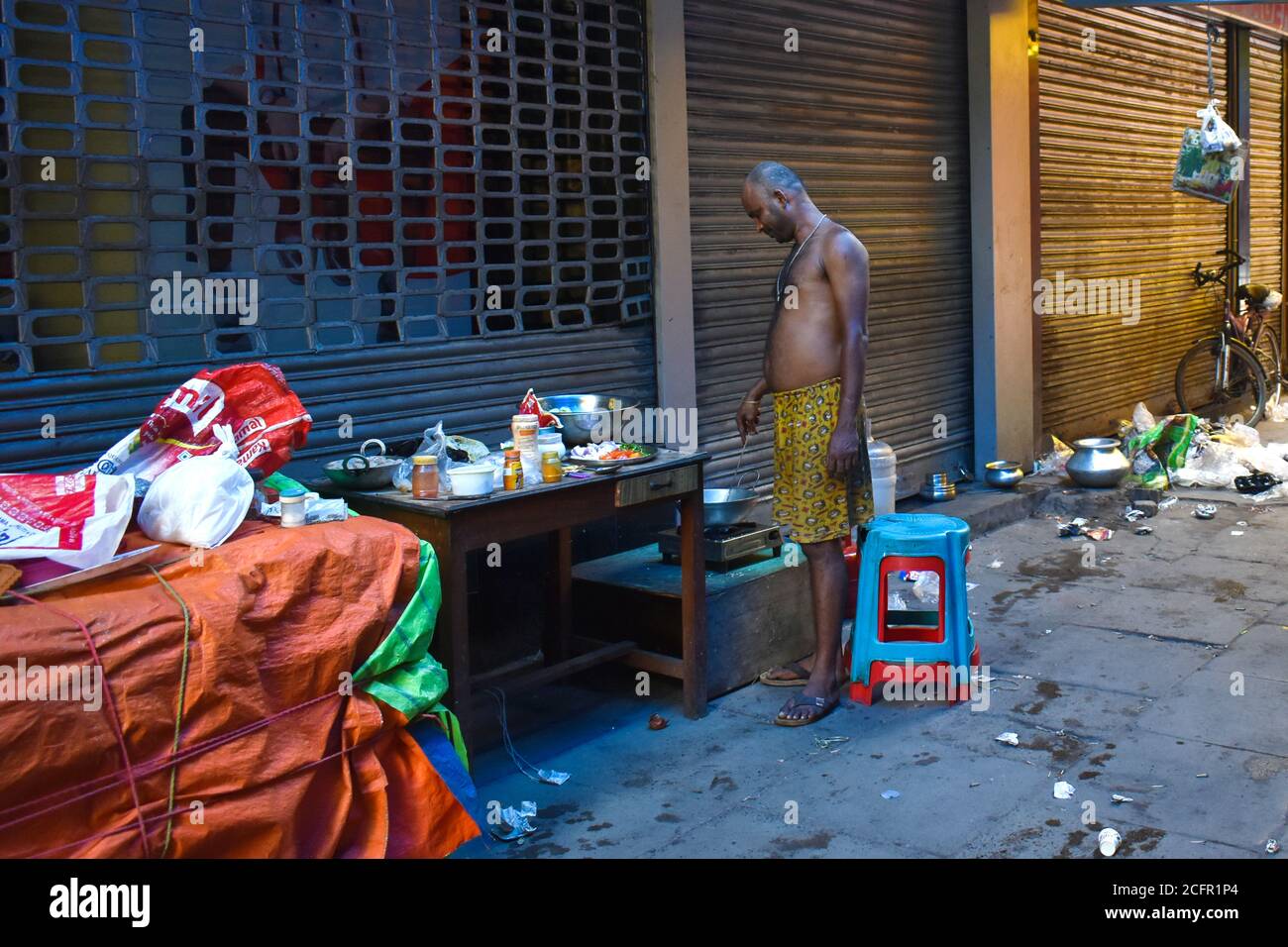 Kolkata, India. 07th Sep, 2020. A Hawker cooking in front of a closed shop during the Bi- weekly lockdown in the West Bengal state, amidst the spread of the COVID-19 disease in Kolkata. India displaced Brazil to take second place after the United States in terms of coronavirus infections, with 90,082 new cases. The total number of coronavirus cases mounted to 42, 04,613, while the death toll climbed to 71,642 with 1,016 fatalities being reported in a span of 24 hours. (Photo by Sudipta Das/Pacific Press) Credit: Pacific Press Media Production Corp./Alamy Live News Stock Photo