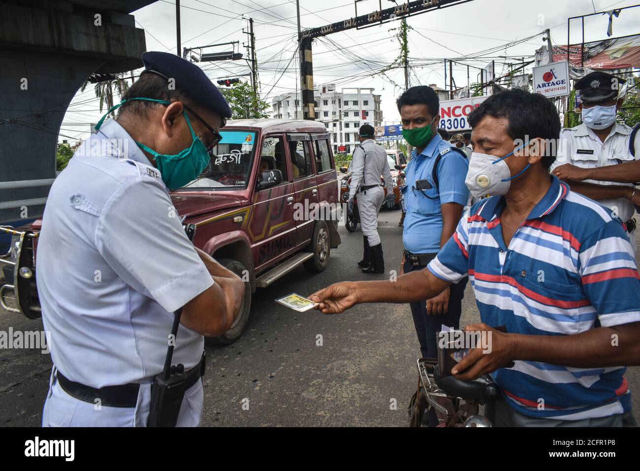 Kolkata, India. 07th Sep, 2020. Police officers checking the identity card during the Bi- weekly lockdown in the West Bengal state, amidst the spread of the COVID-19 disease in Kolkata. India displaced Brazil to take second place after the United States in terms of coronavirus infections, with 90,082 new cases. The total number of coronavirus cases mounted to 42, 04,613, while the death toll climbed to 71,642 with 1,016 fatalities being reported in a span of 24 hours. (Photo by Sudipta Das/Pacific Press) Credit: Pacific Press Media Production Corp./Alamy Live News Stock Photo