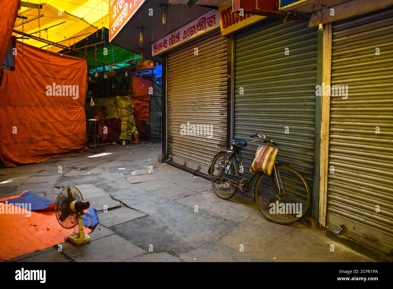 Kolkata, India. 07th Sep, 2020. A cycle parked in front of a closed shop during the Bi- weekly lockdown in the West Bengal state, amidst the spread of the COVID-19 disease in Kolkata. India displaced Brazil to take second place after the United States in terms of coronavirus infections, with 90,082 new cases. The total number of coronavirus cases mounted to 42, 04,613, while the death toll climbed to 71,642 with 1,016 fatalities being reported in a span of 24 hours. (Photo by Sudipta Das/Pacific Press) Credit: Pacific Press Media Production Corp./Alamy Live News Stock Photo
