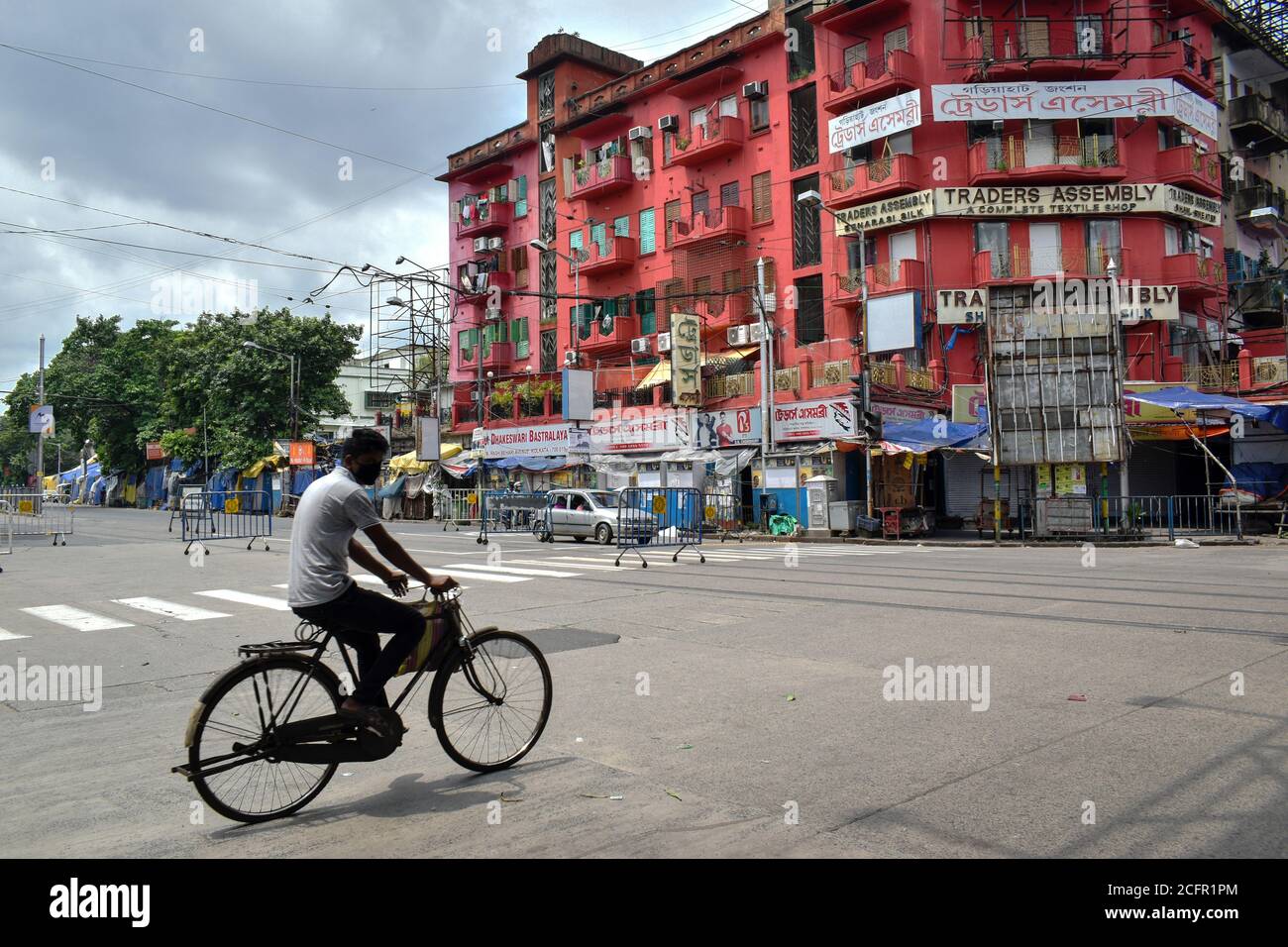 Kolkata, India. 07th Sep, 2020. A person riding on his bicycle during the Bi- weekly lockdown in the West Bengal state, amidst the spread of the COVID-19 disease in Kolkata. India displaced Brazil to take second place after the United States in terms of coronavirus infections, with 90,082 new cases. The total number of coronavirus cases mounted to 42, 04,613, while the death toll climbed to 71,642 with 1,016 fatalities being reported in a span of 24 hours. (Photo by Sudipta Das/Pacific Press) Credit: Pacific Press Media Production Corp./Alamy Live News Stock Photo