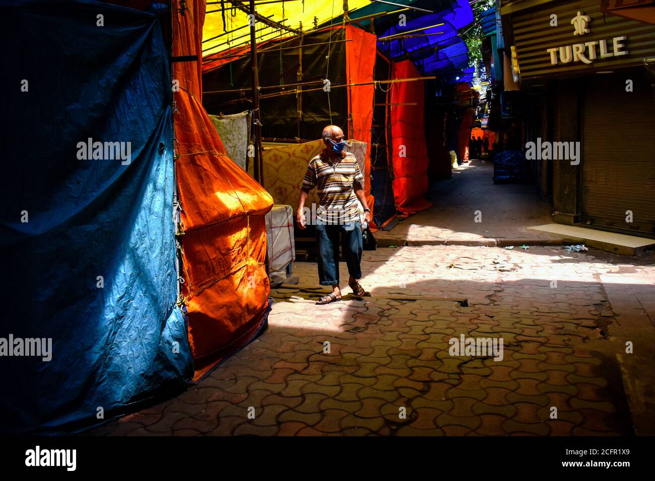 Kolkata, India. 07th Sep, 2020. An old person wearing mask and walking between a closed market during the Bi- weekly lockdown in the West Bengal state, amidst the spread of the COVID-19 disease in Kolkata. India displaced Brazil to take second place after the United States in terms of coronavirus infections, with 90,082 new cases. The total number of coronavirus cases mounted to 42, 04,613, while the death toll climbed to 71,642 with 1,016 fatalities being reported in a span of 24 hours. (Photo by Sudipta Das/Pacific Press) Credit: Pacific Press Media Production Corp./Alamy Live News Stock Photo