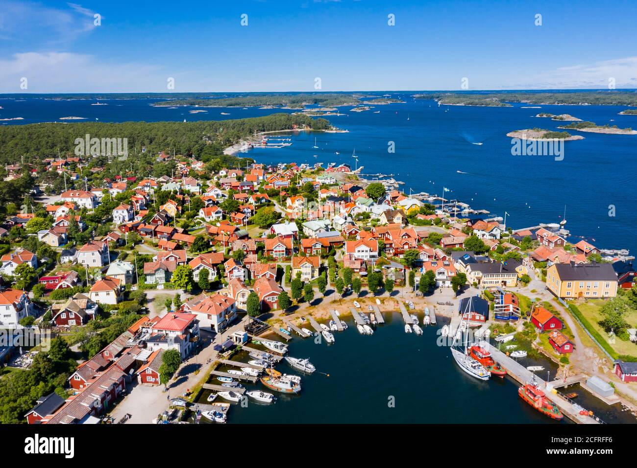 VÄRMDÖ 2020-07-23 Sandhamn är ett samhälle och en lotsplats på norra sidan av Sandön och en småort i Värmdö kommun i Uppland. Ön är belägen i Djurö so Stock Photo