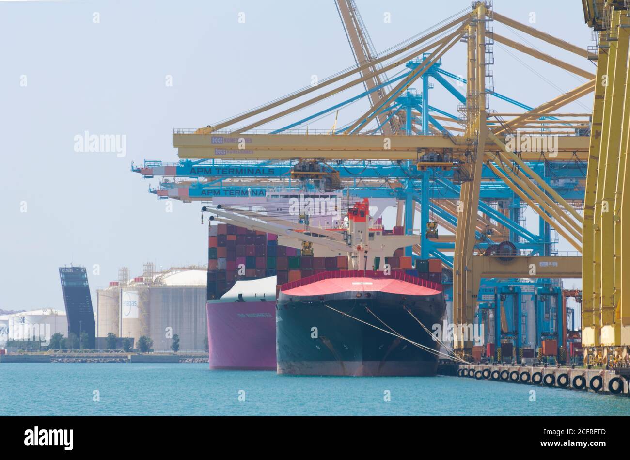 Loading and unloading operations on container ships Stock Photo - Alamy