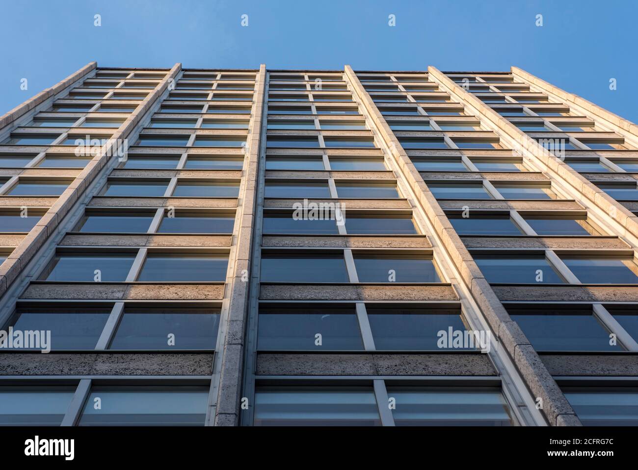 View up the main tower of the east elevation. The Economist Building, London, United Kingdom. Architect: Alison & Peter Smithson, dsdha refurbishment Stock Photo