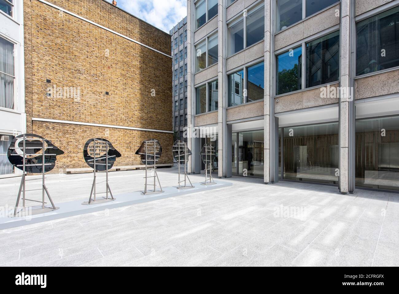 Refurbished plaza with art installation and main tower. The Economist Building, London, United Kingdom. Architect: Alison & Peter Smithson, dsdha refu Stock Photo