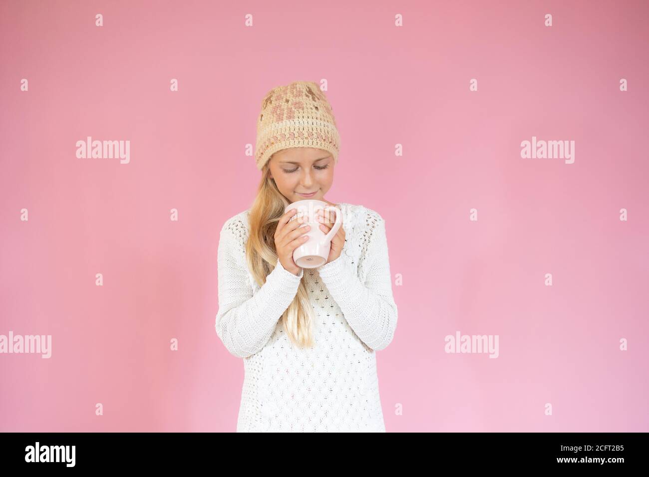 Girl wearing big hat hi-res stock photography and images - Alamy