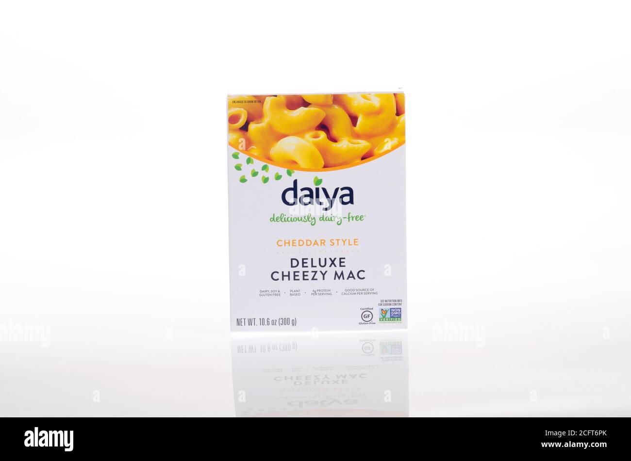 Daiya Vegan Gluten Free Deluxe Cheezy Mac box Stock Photo