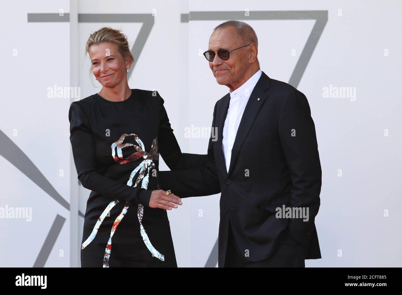 U yigitning qolini tortdi Porno uning qizini eshakda sikdi