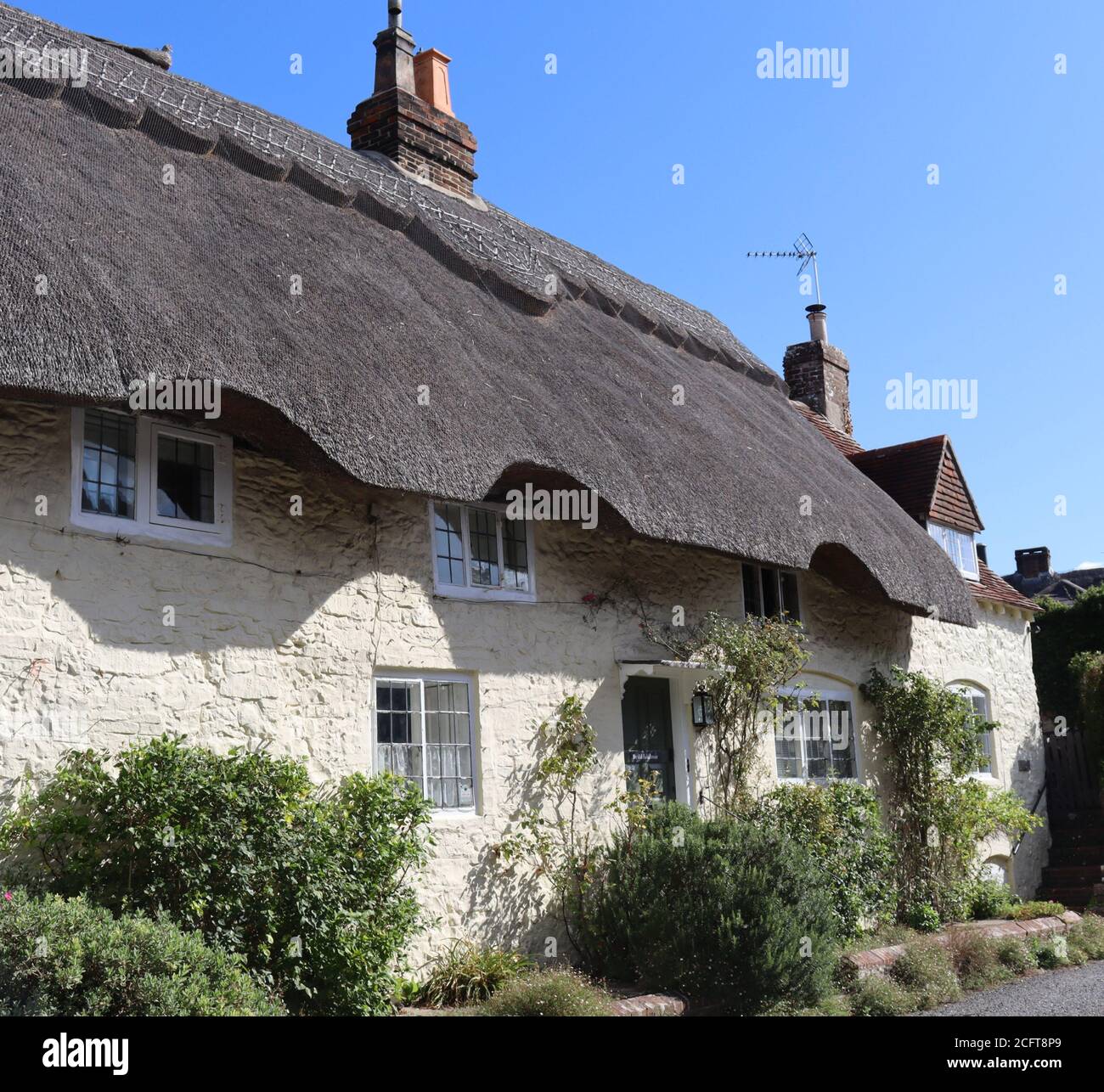Cottage with thatched roof in Amberley Stock Photo