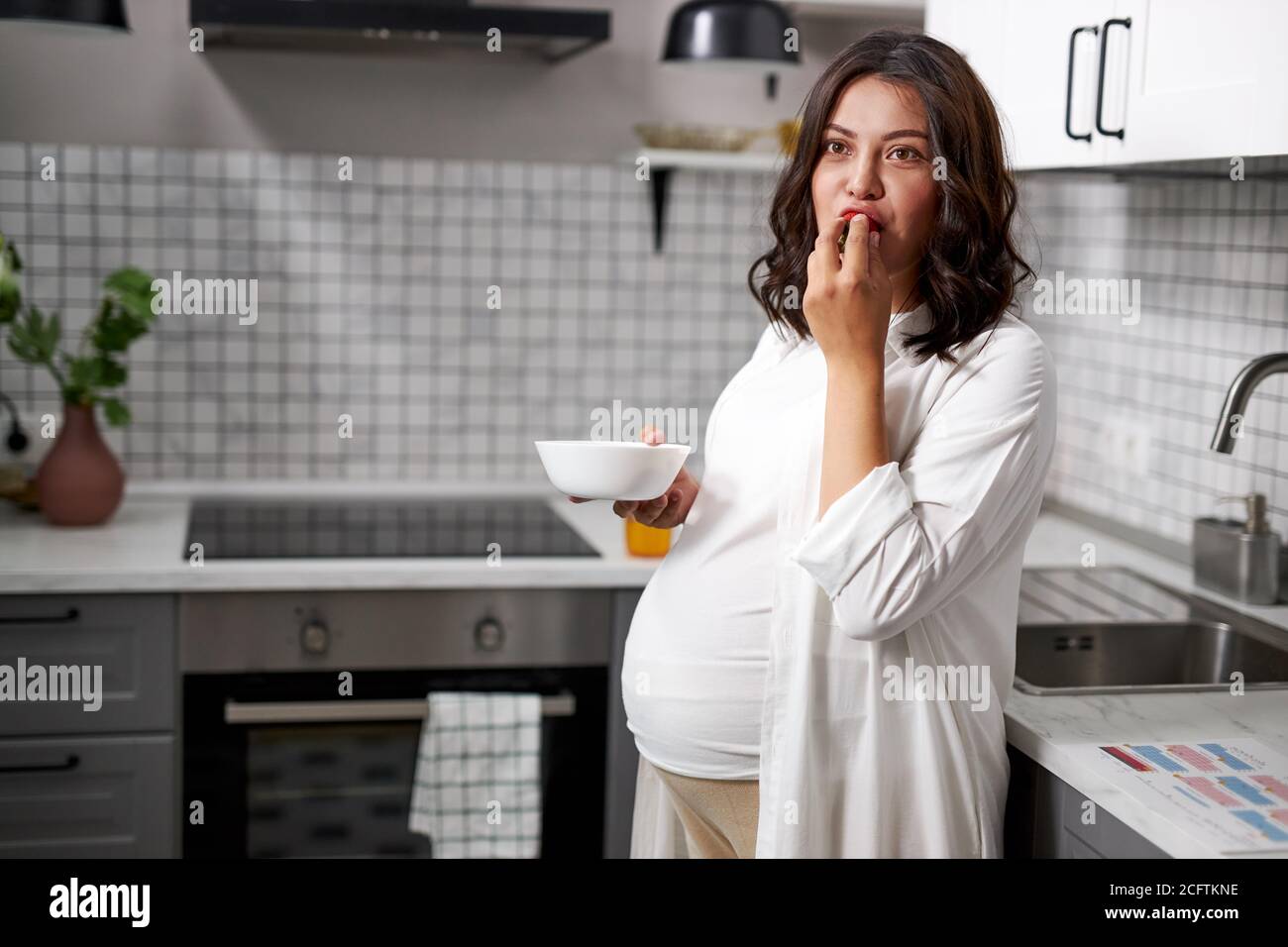 healthy breakfast for pregnant woman, lady eating fresh