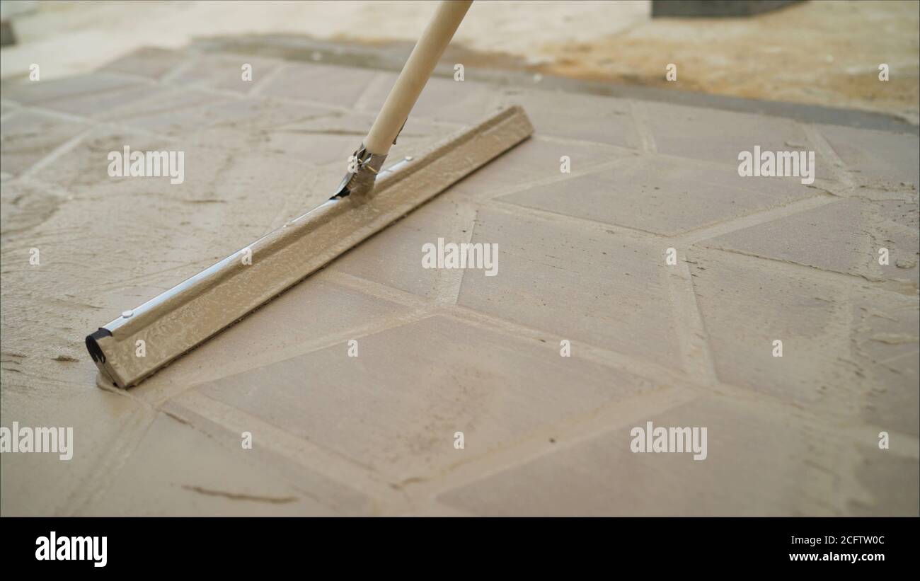 Mop clean pavement tiles. The master tile smears the mucilage solution