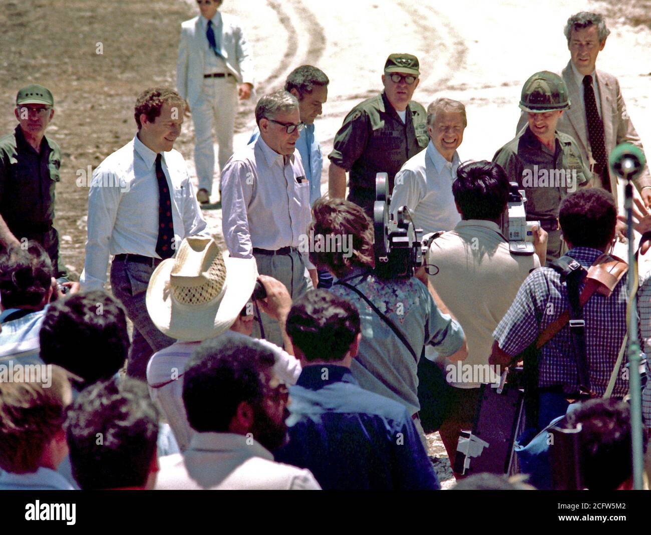 1981 Former President Jimmy Carter Poses For A Photograph With Released Iranian Hostages Stock 