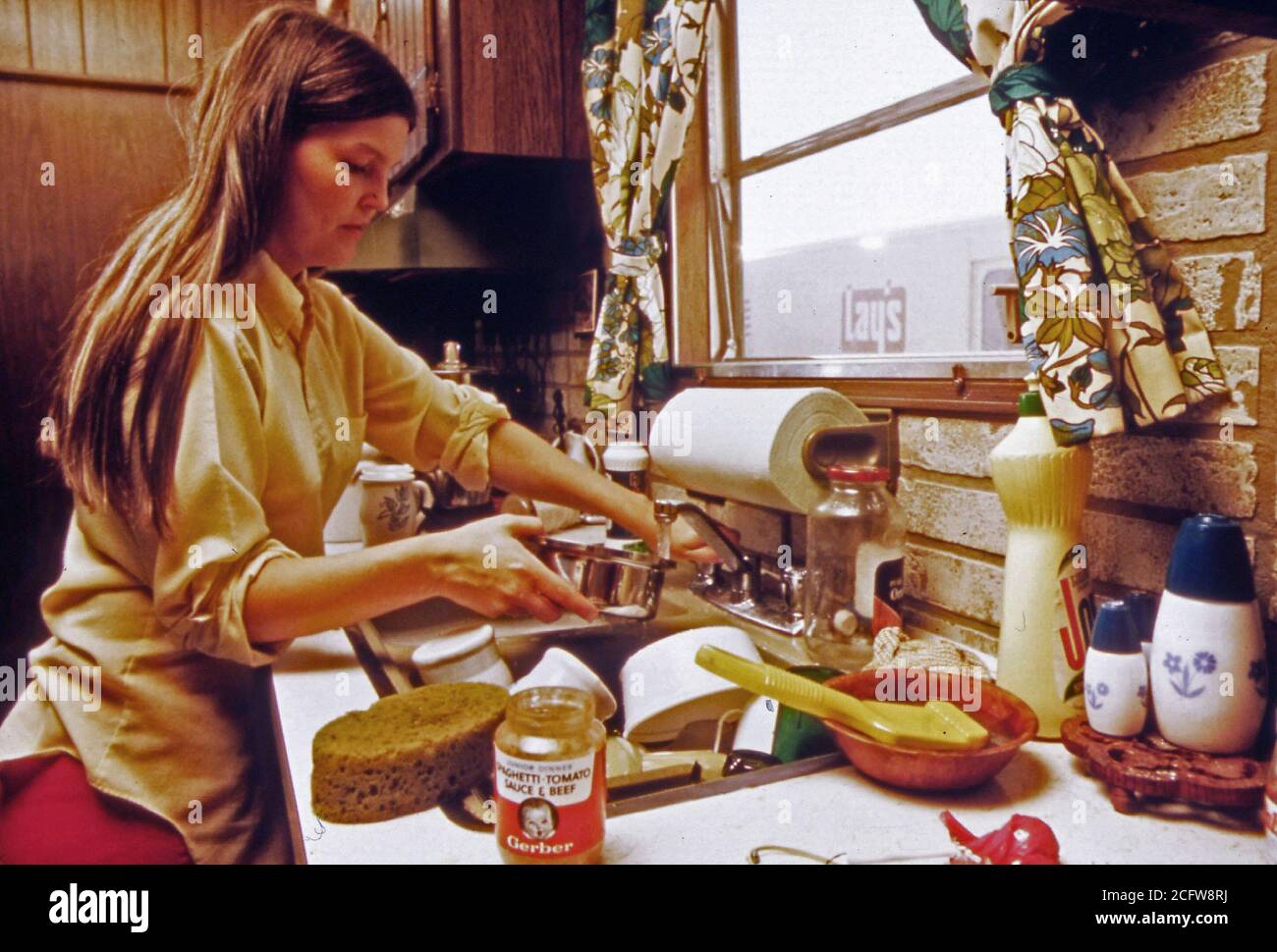 Housewife 1970s hi-res stock photography and images - Alamy