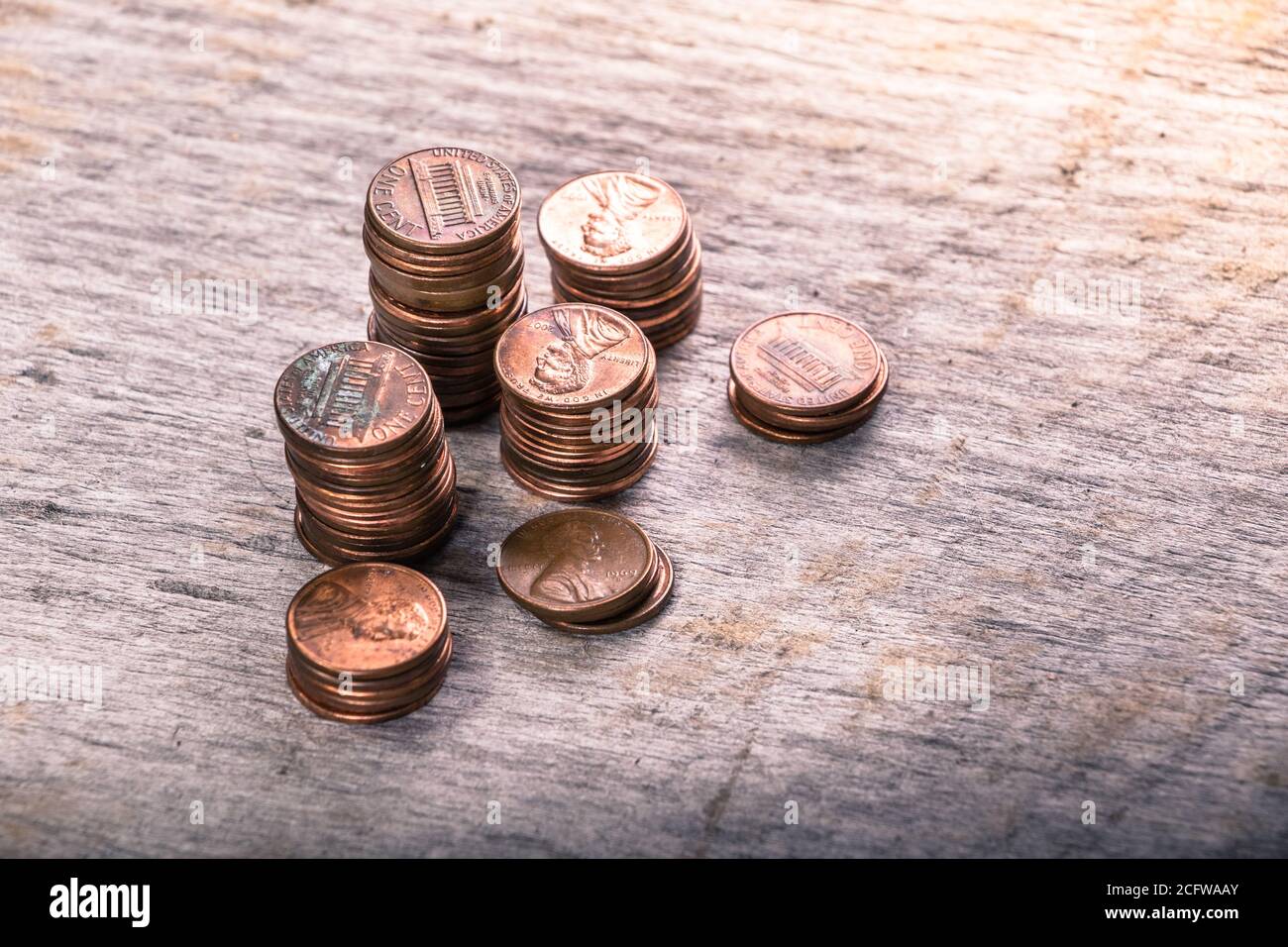 A penny sitting on top of a wooden table photo – Free Money Image on  Unsplash